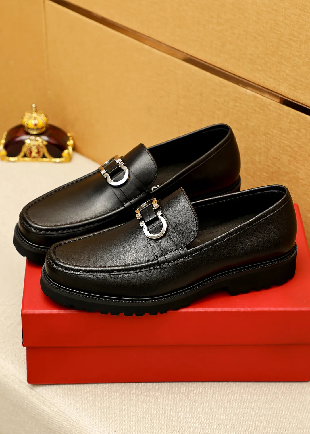 Men's shoes 💰560 💐 Product trademark: Ferragamo "Ferragamo" casual leather shoes Regular size: 38-44 (45.46🉑️customized) Product materials: Selected imported first-layer calfskin upper + original hardware buckle, imported water-dyed cowhide leather lining. Strong three-dimensional visual effect, original outsole color: 1⃣️color optional